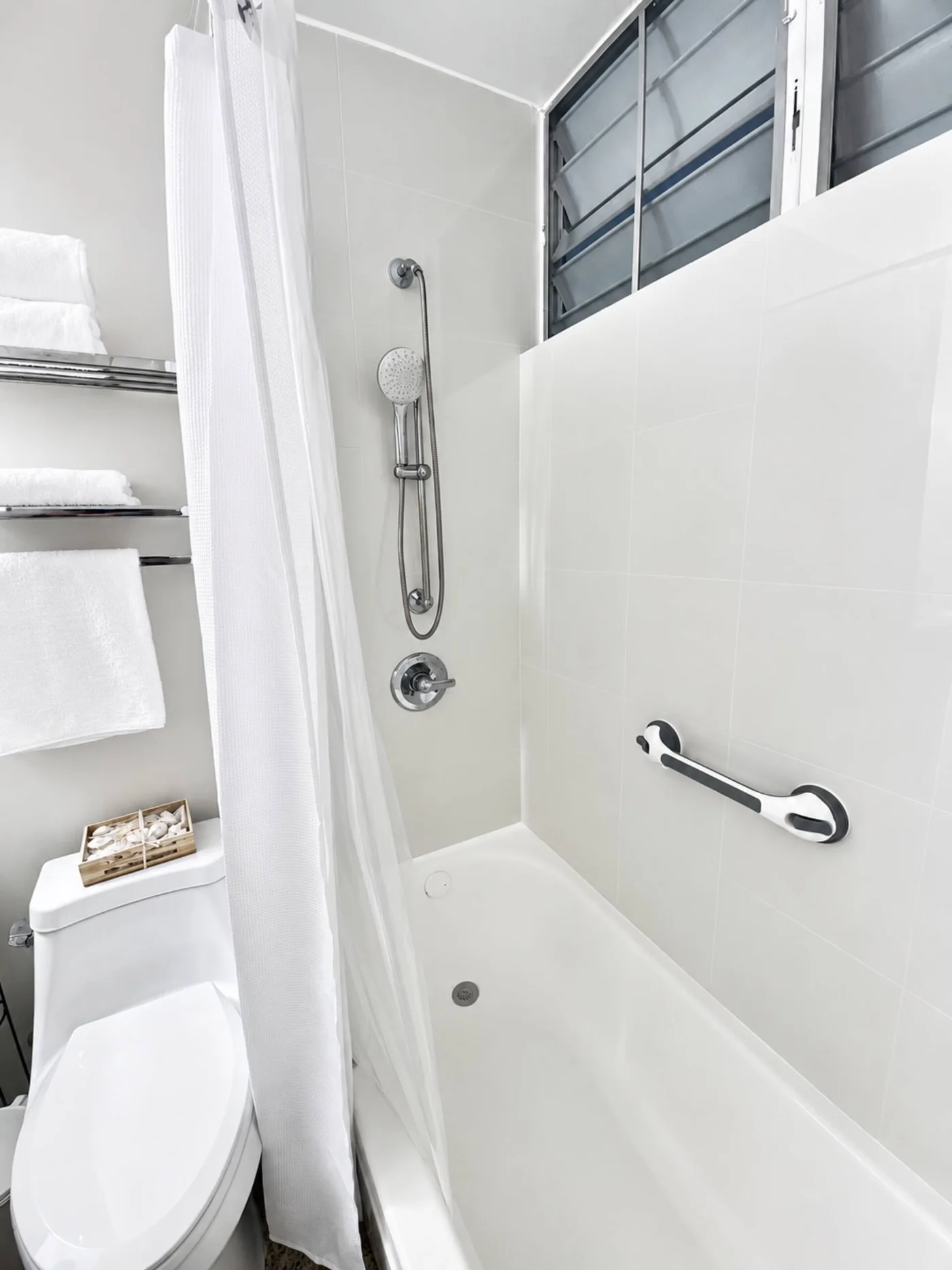 Baño con bañera y ducha