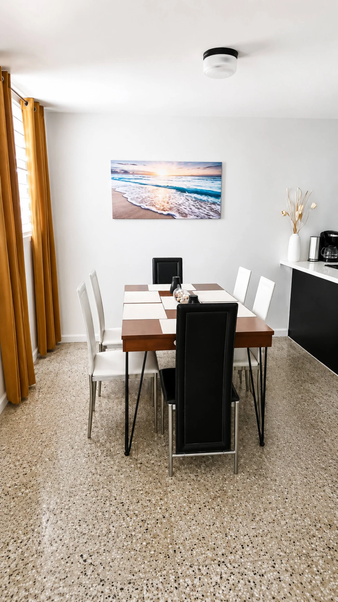 Mesa puesta en el comedor