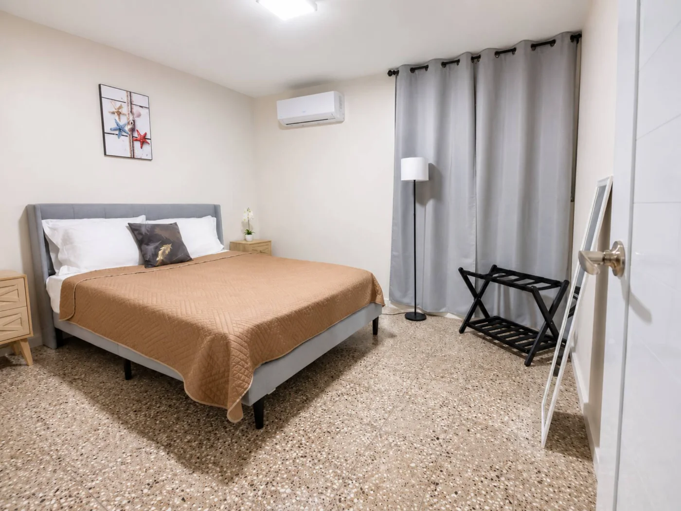 Habitación con cama y aire acondicionado