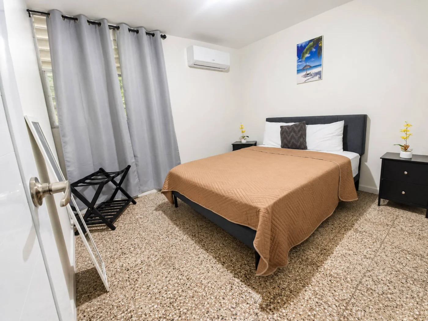 Habitación con colcha beige