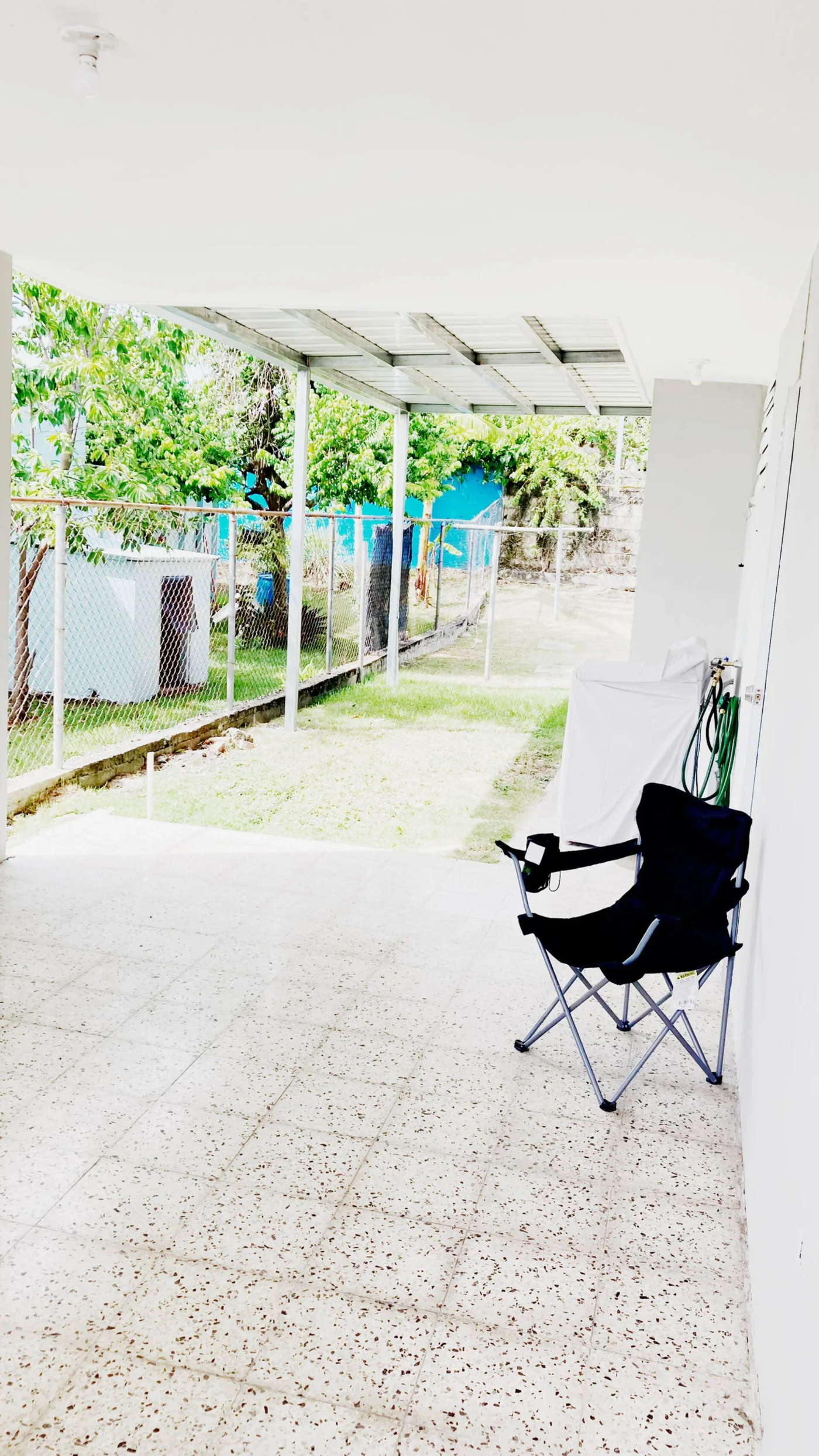 Patio exterior con sillas