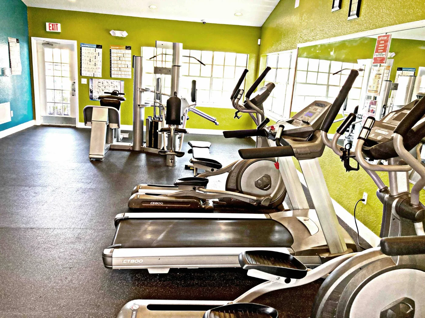 Gimnasio con máquinas de cardio