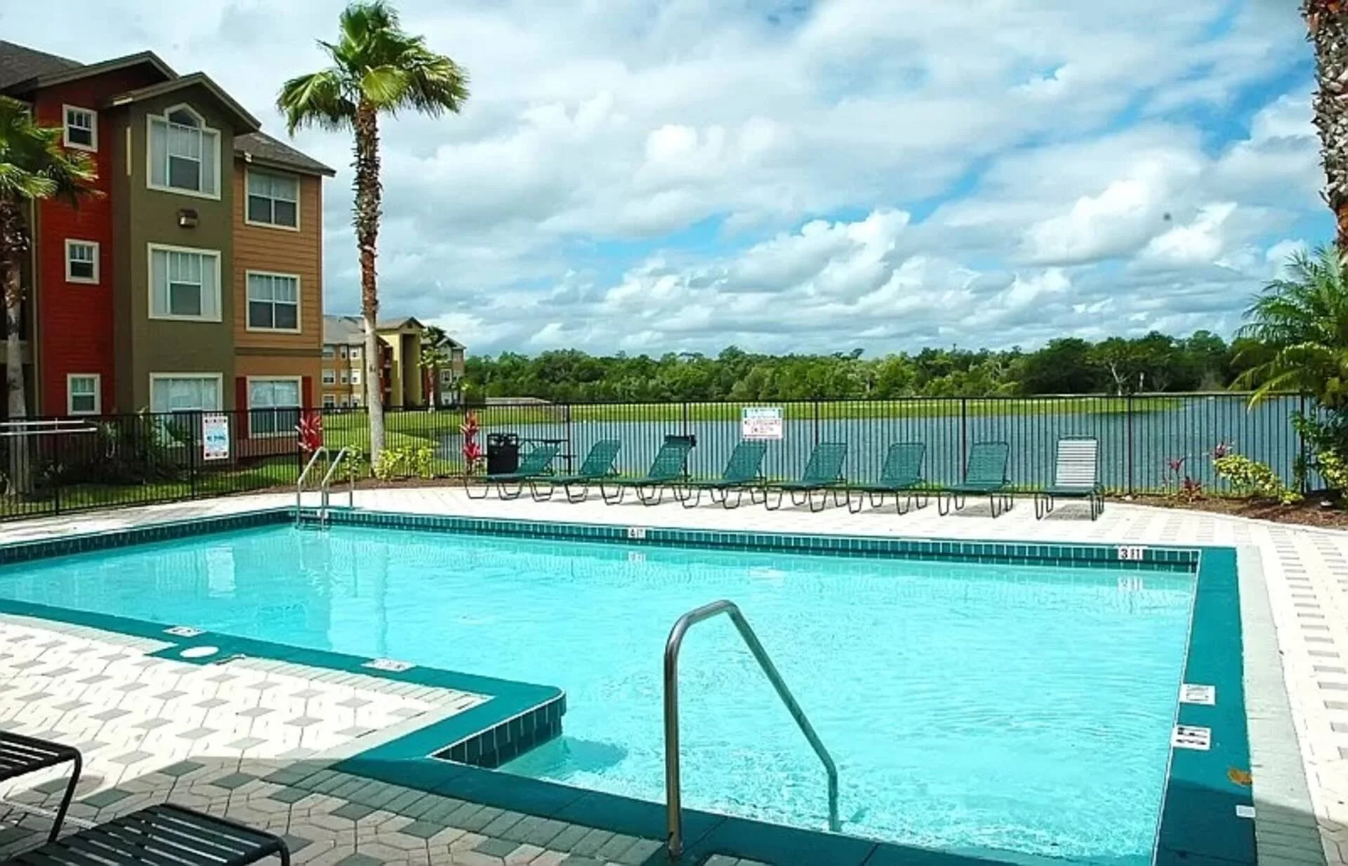 Piscina con palmeras junto al lago