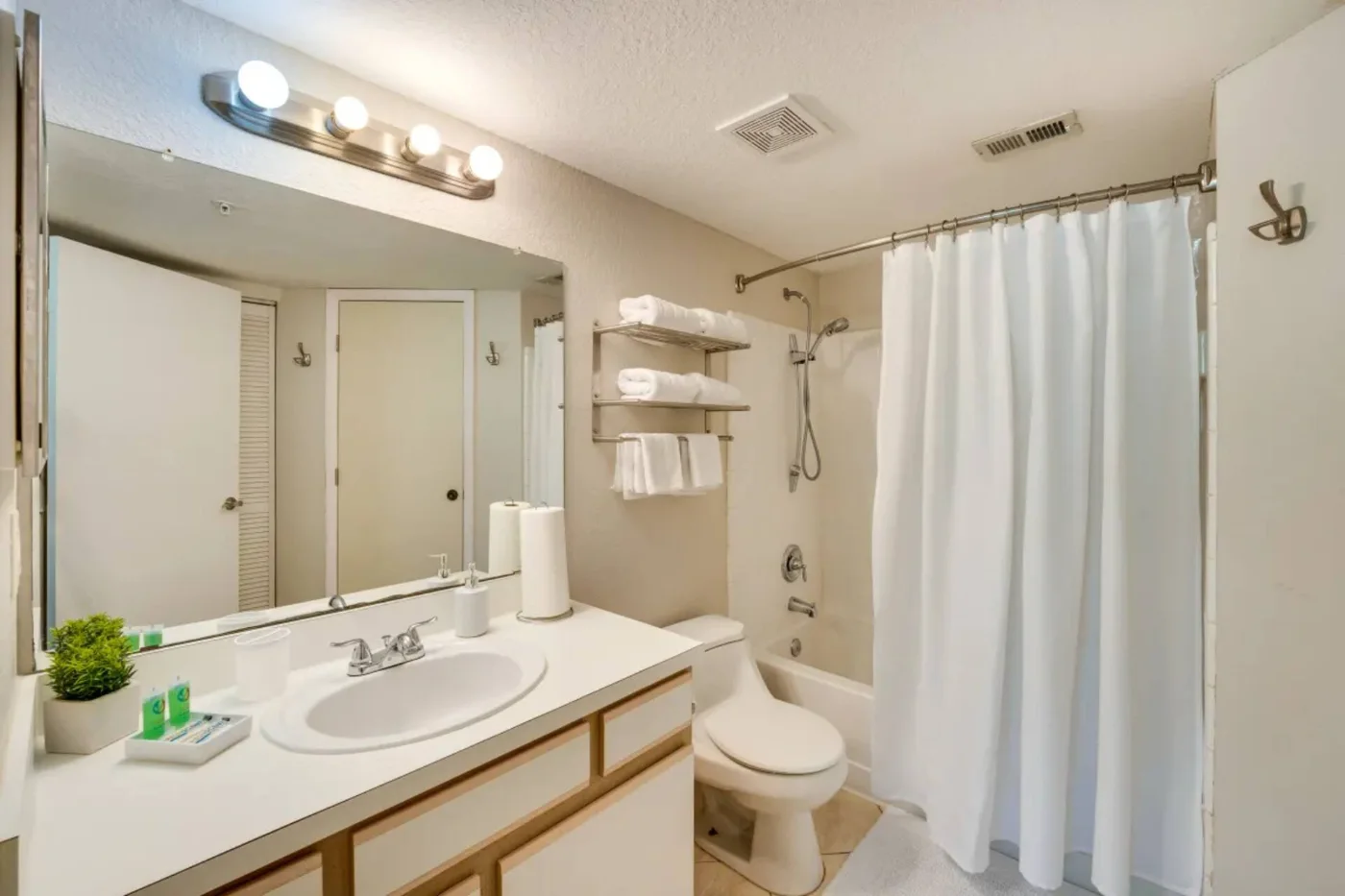 Baño con espejo grande
