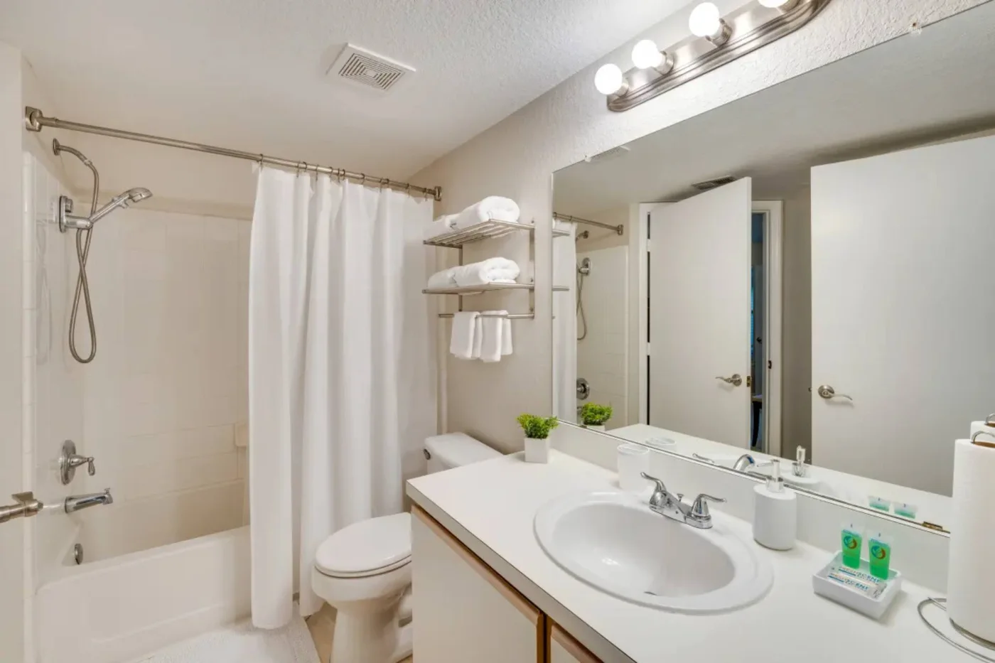 Baño con bañera y lavabo