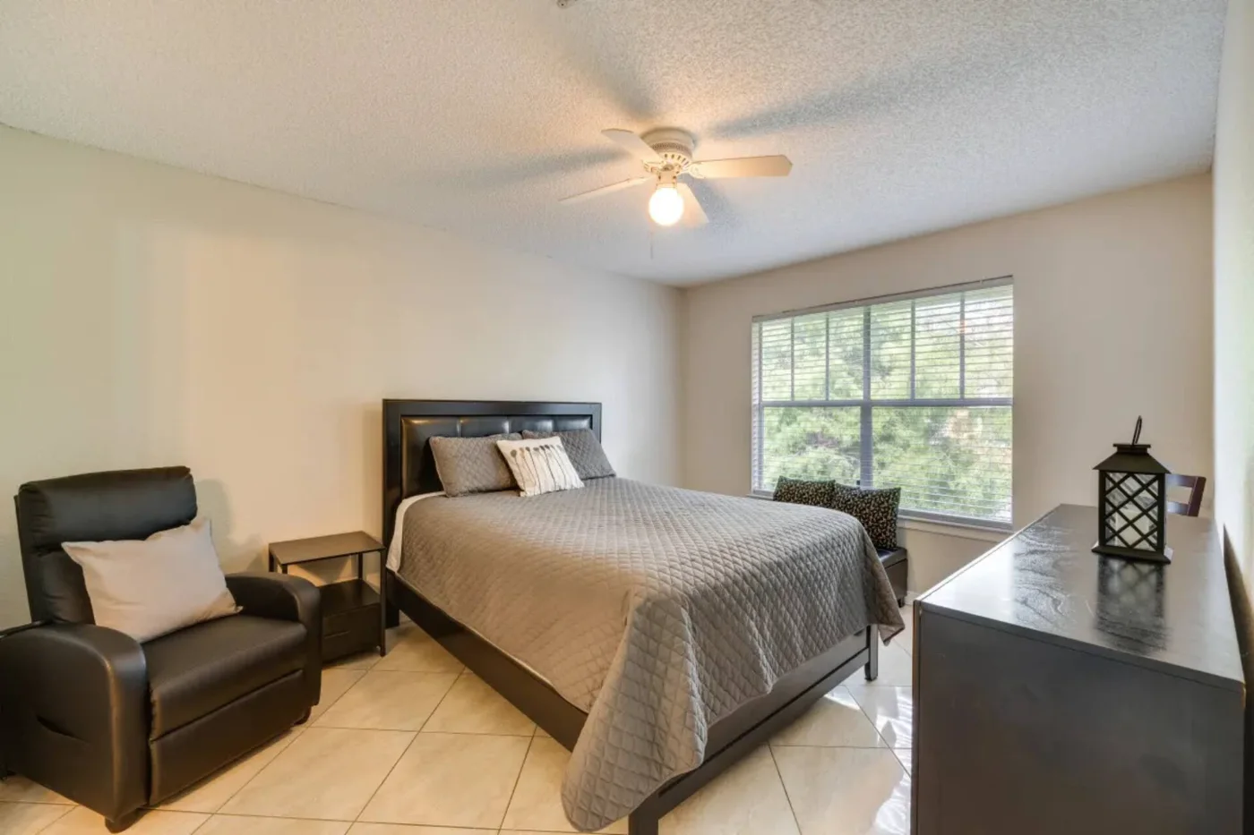 Dormitorio principal con cama grande