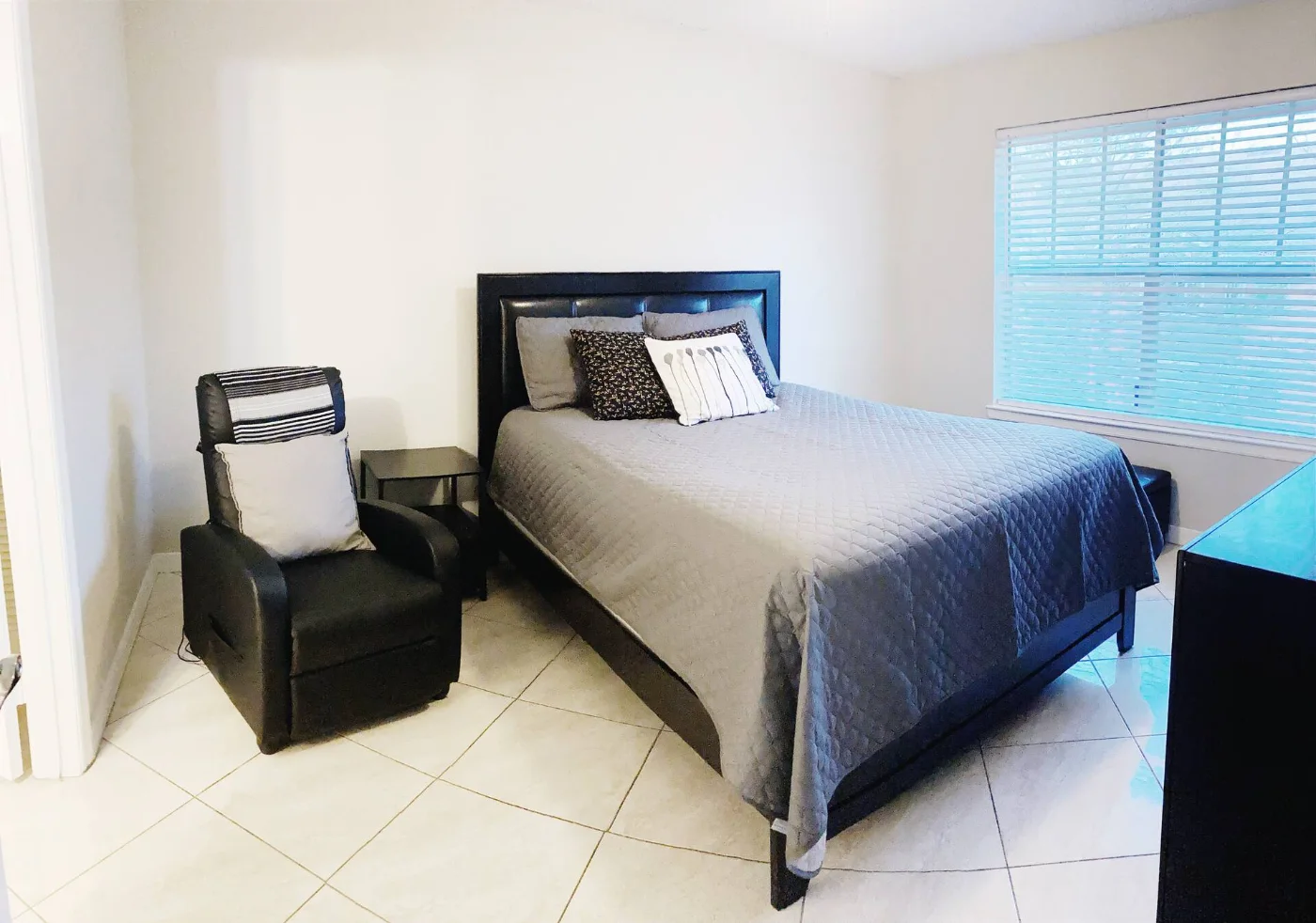Dormitorio con butaca