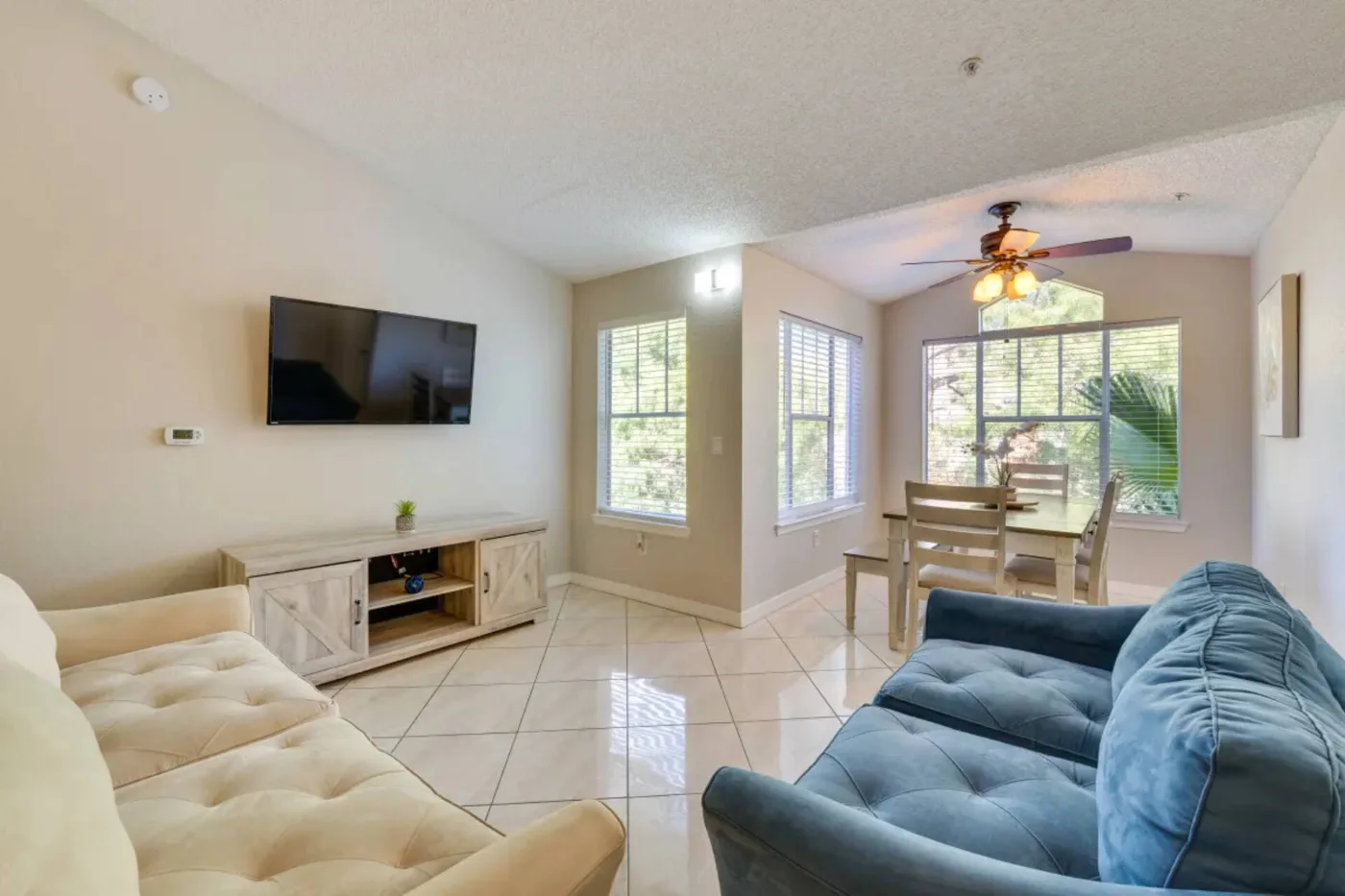 Zona de estar con mueble de TV